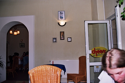 &copy; R.Thiel
Reimars Cafe-Bar "CHEERS" (Fagaraş)
August 2003
Rumänienfotos