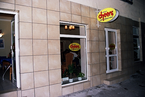 &copy; R.Thiel
Reimars Cafe-Bar "CHEERS" (Fagaraş)
August 2003
Rumänienfotos