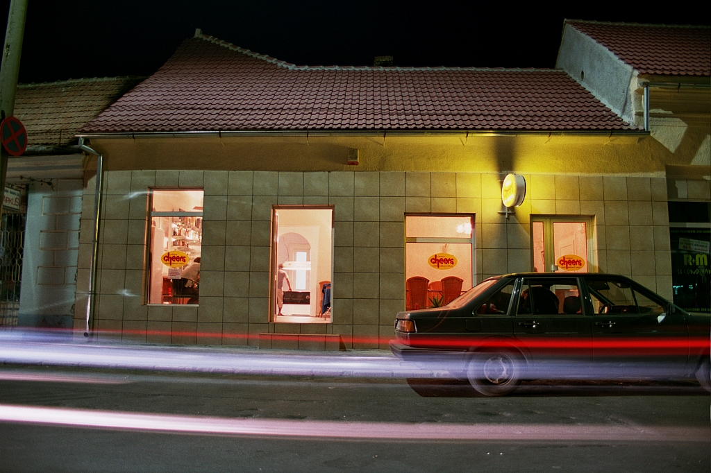 &copy; R.Thiel
Reimars Cafe-Bar "CHEERS" (Fagaraş)
August 2003
Rumänienfotos