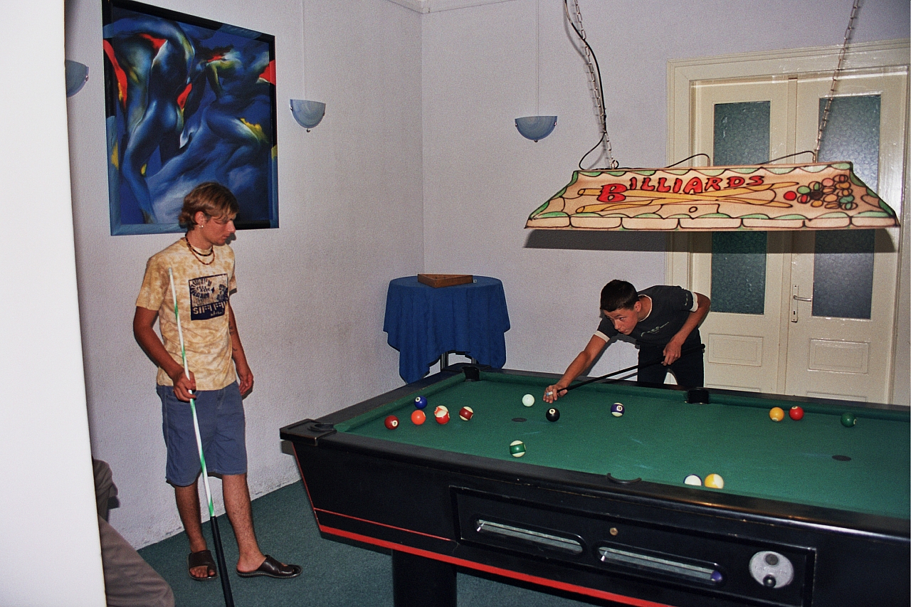 &copy; R.Thiel
Reimars Cafe-Bar "CHEERS" (Fagaraş)
August 2003
Rumänienfotos