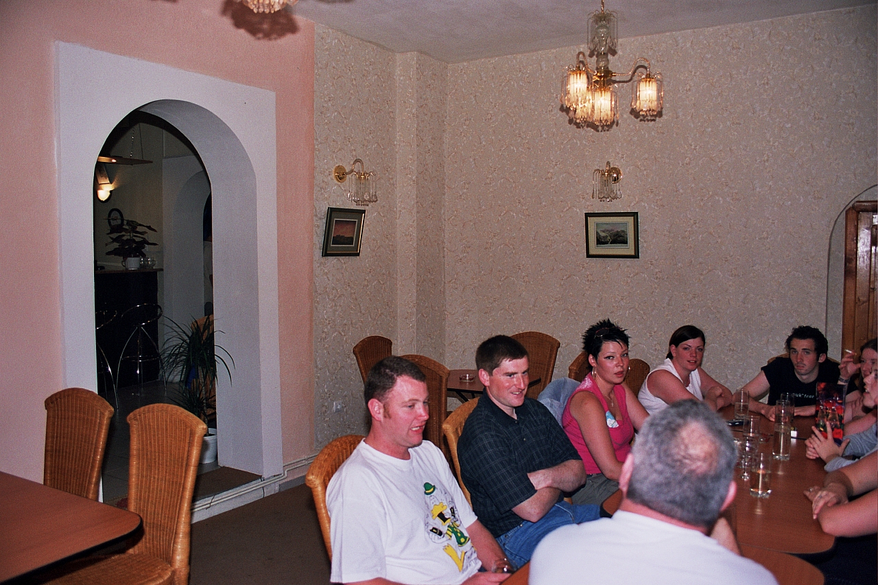 &copy; R.Thiel
Reimars Cafe-Bar "CHEERS" (Fagaraş)
August 2003
Rumänienfotos