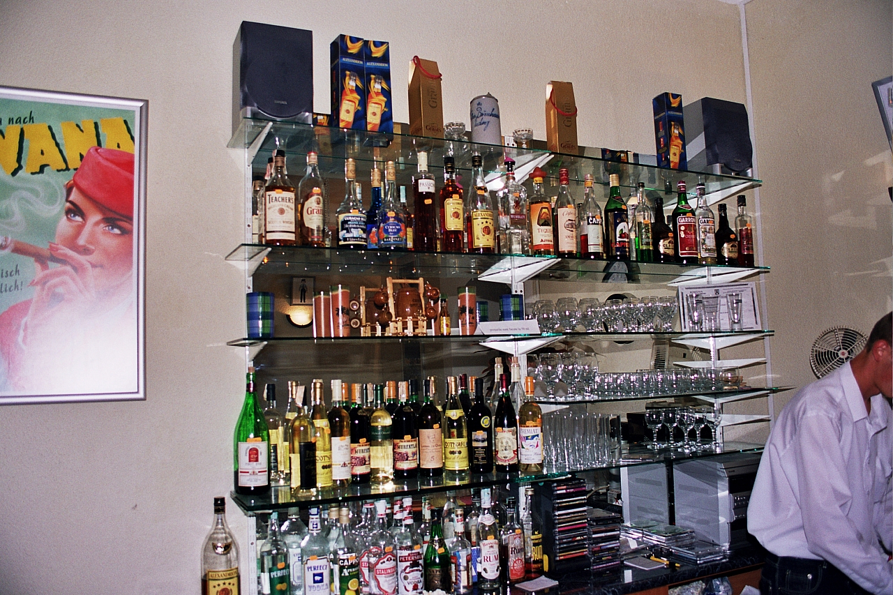 &copy; R.Thiel
Reimars Cafe-Bar "CHEERS" (Fagaraş)
August 2003
Rumänienfotos