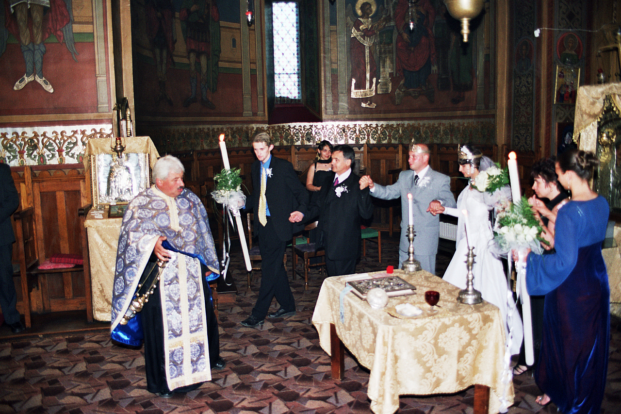 &copy; R.Thiel
Kirche (Biserica)
Hochzeit in Sinaia/Buşteni/Bucegi
Rumänienfotos