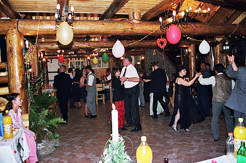 &copy; R.Thiel
Party in der Cabana
Hochzeit in Sinaia/Buşteni/Bucegi
Rumänienfotos