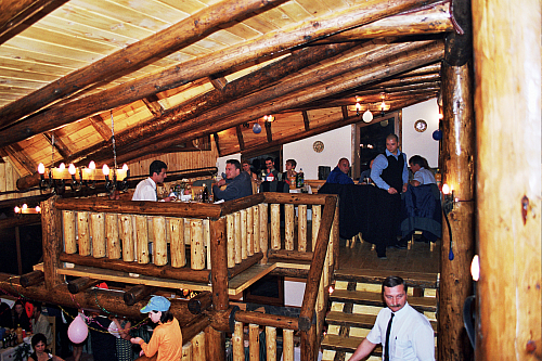 &copy; R.Thiel
Party in der Cabana
Hochzeit in Sinaia/Buşteni/Bucegi
Rumänienfotos