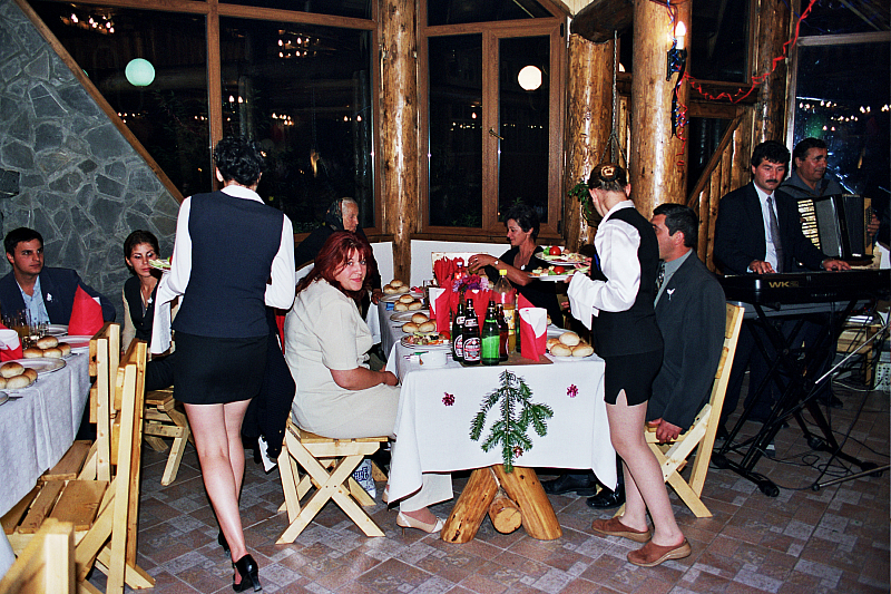 &copy; R.Thiel
Party in der Cabana
Hochzeit in Sinaia/Buşteni/Bucegi
Rumänienfotos