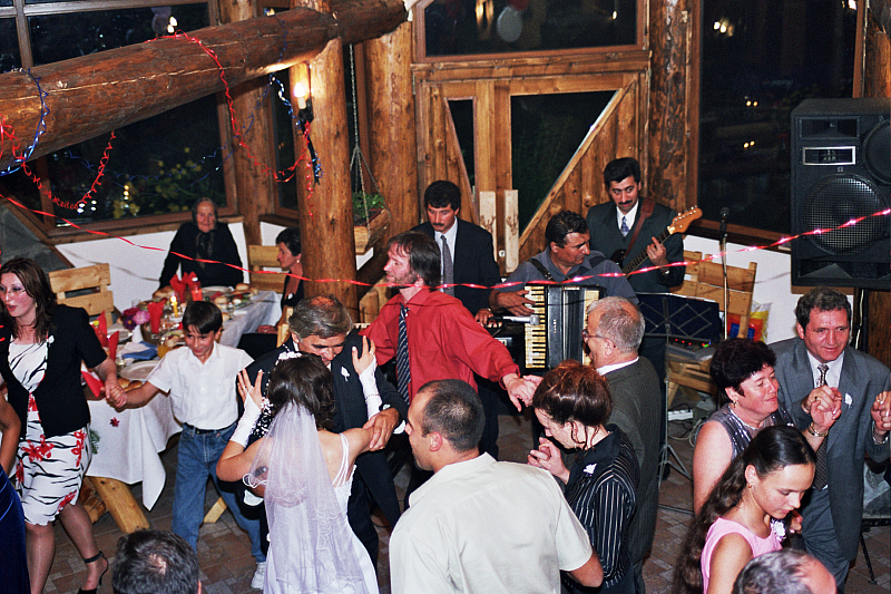 &copy; R.Thiel
Party in der Cabana
Hochzeit in Sinaia/Buşteni/Bucegi
Rumänienfotos