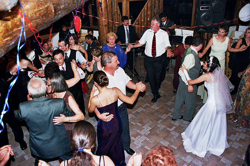 &copy; R.Thiel
Party in der Cabana
Hochzeit in Sinaia/Buşteni/Bucegi
Rumänienfotos