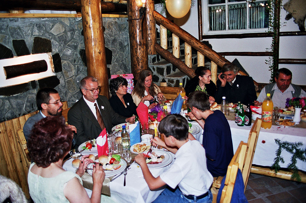 &copy; R.Thiel
Party in der Cabana
Hochzeit in Sinaia/Buşteni/Bucegi
Rumänienfotos