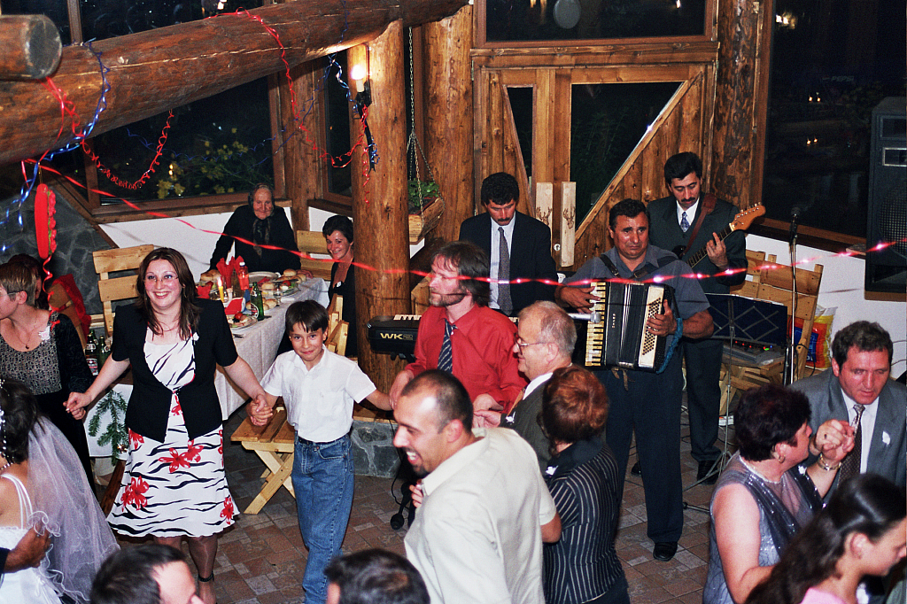 &copy; R.Thiel
Party in der Cabana
Hochzeit in Sinaia/Buşteni/Bucegi
Rumänienfotos