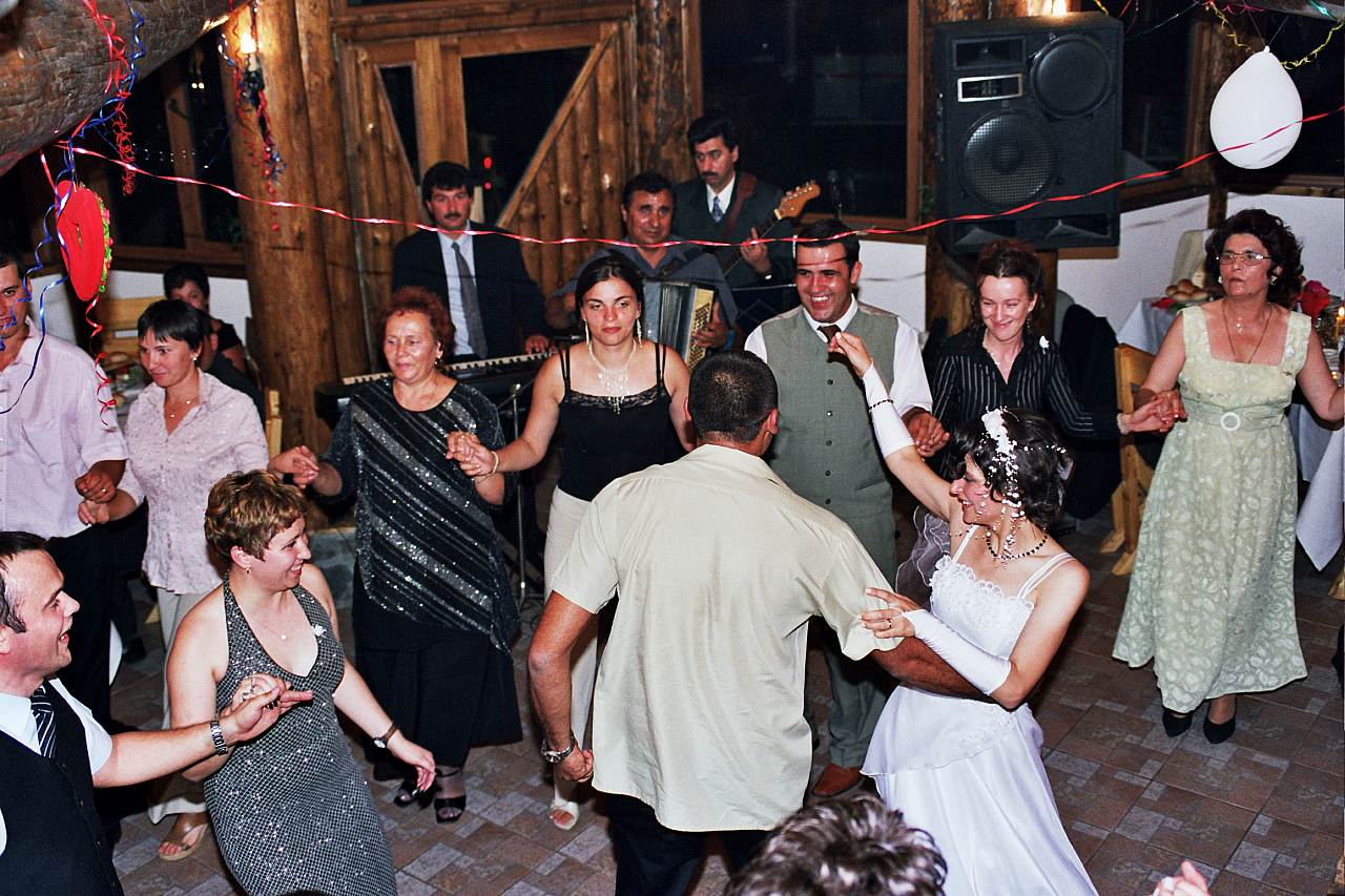 &copy; R.Thiel
Party in der Cabana
Hochzeit in Sinaia/Buşteni/Bucegi
Rumänienfotos